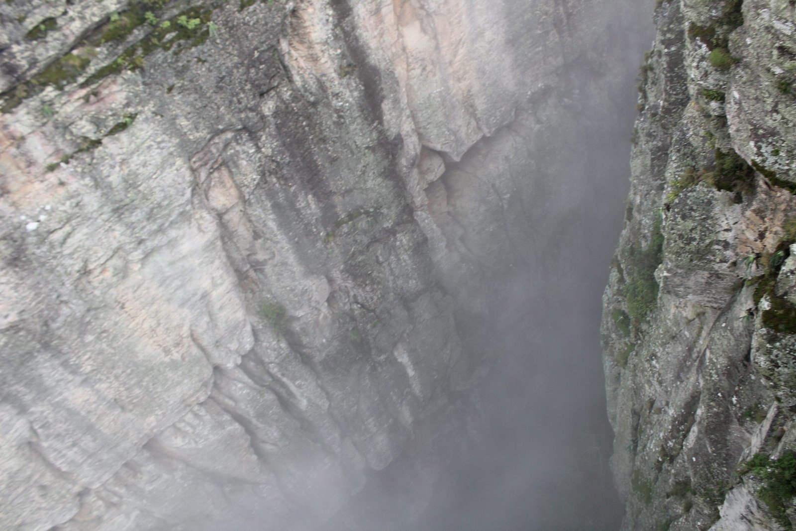 Grutas do Tchivinguiro