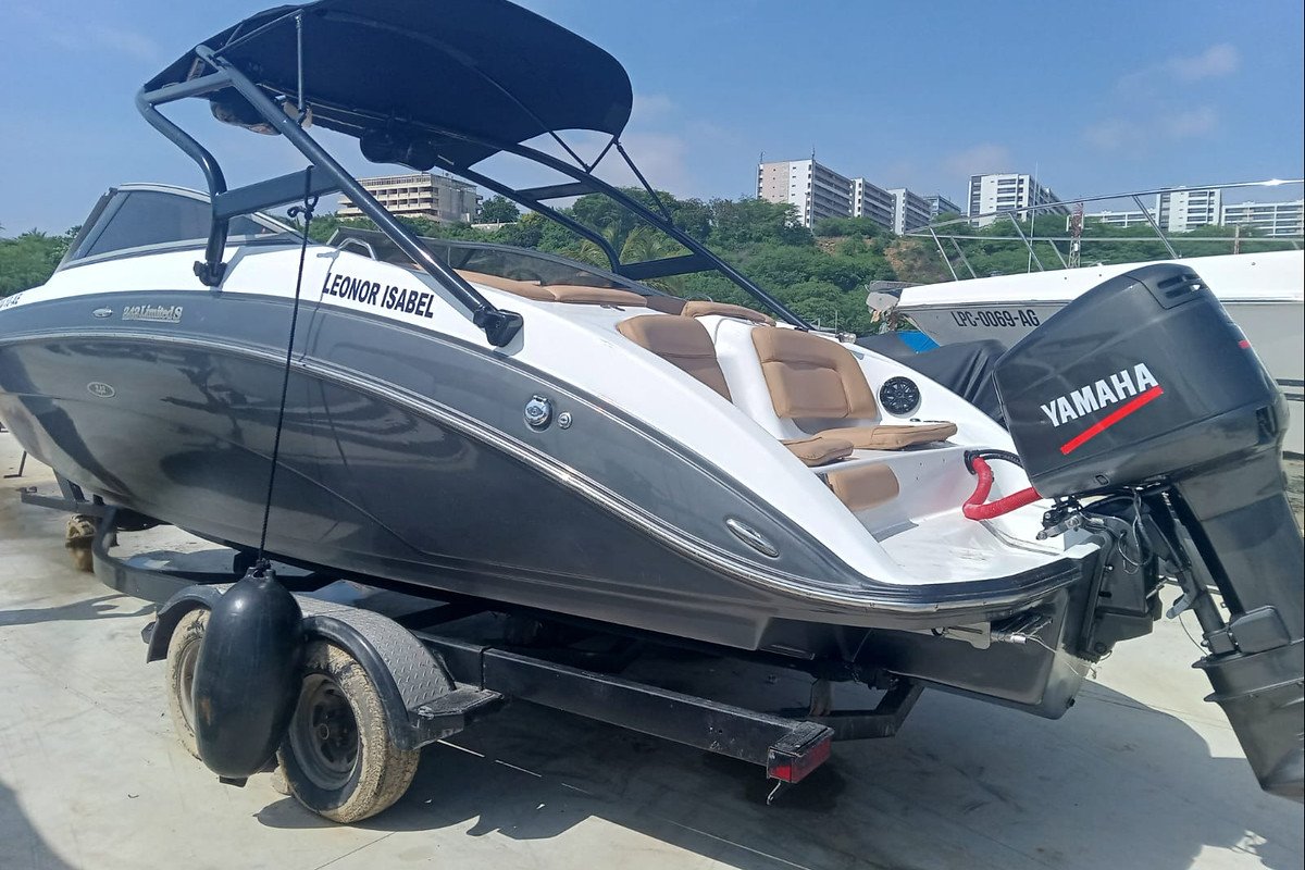 Aluguer de barco privado no Mussulo